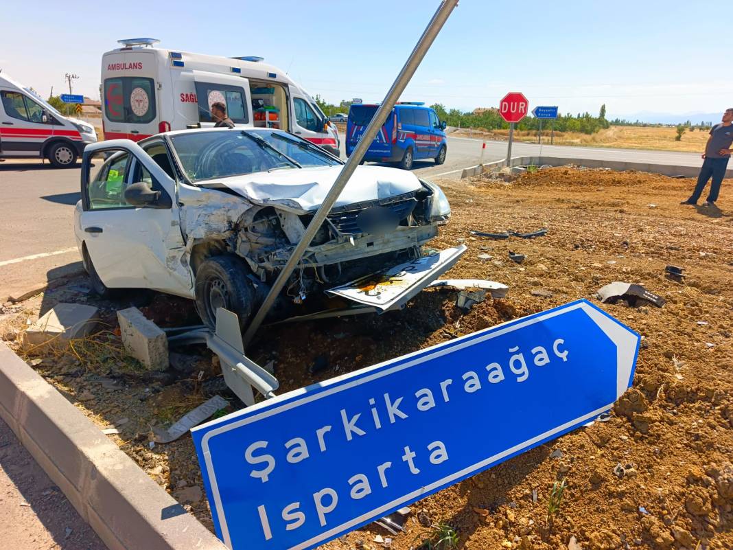 Konya'da otomobiller kavşakta çarpıştı: 7 yaralı var! 2